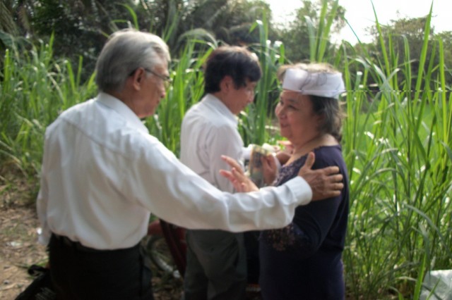 Thầy Nhiêu chia buồn cùng cô Nguyễn Thị Ngọc Thủy (phu nhân thầy Nguyễn Văn Hòa).