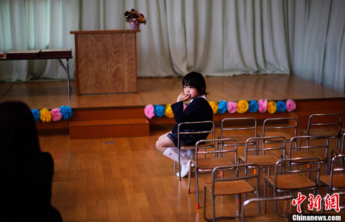 Description: http://media.nguoiduatin.vn/public/data/images/haihien/lulut/totnghiep/nguoiduatin-anh-2.jpg