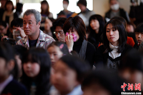 Description: http://media.nguoiduatin.vn/public/data/images/haihien/lulut/totnghiep/nguoiduatin-anh-4.jpg