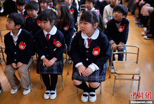 Description: http://media.nguoiduatin.vn/public/data/images/haihien/lulut/totnghiep/nguoiduatin-anh-6.jpg