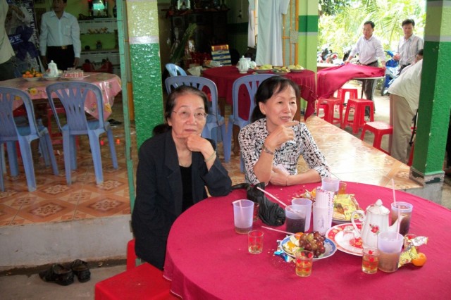 Cô Hoàng Thị Cẩm Thạch (trái) và bạn Đồng Ngọc Lan.